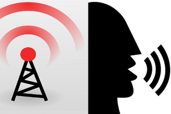 Antena emitiendo onda electromagnética y cabeza emitiendo sonido.