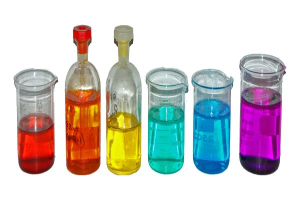 frascos y vasos de Bohemia con soluciones de sales de metales de transición