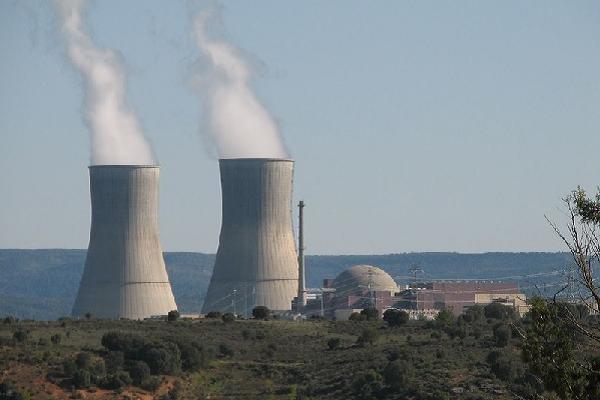 Imagen de torres de refrigeración de una central nuclear