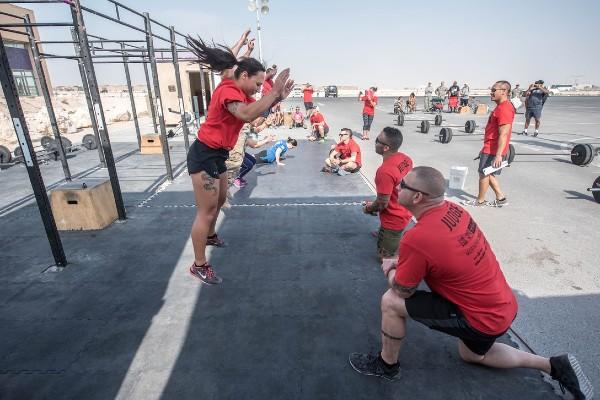 Atletas realizando ejercicio conocido como burpees.