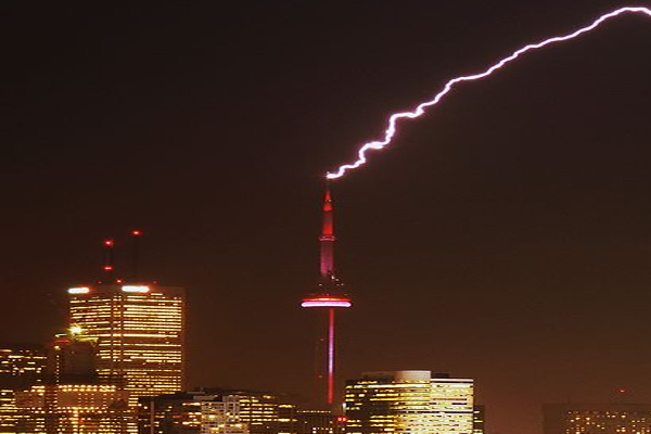 Rayo impactando sobre la CN tower.