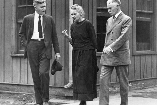 Marie Skłodowska visita la Standard Chemical Company
