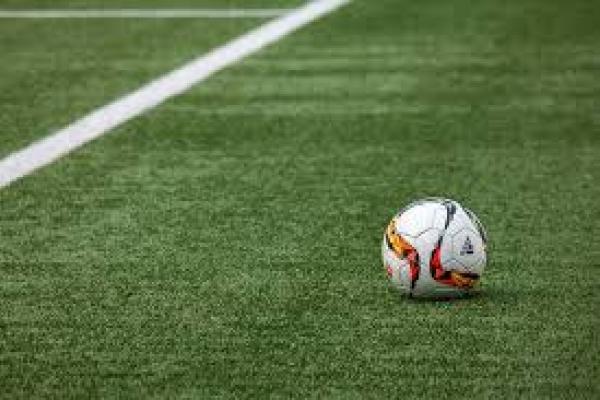 Pelota en un campo de fútbol