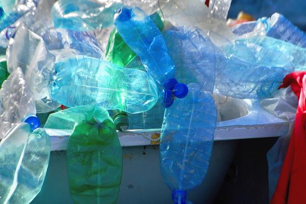 Botellas de plástico en un contenedor de basura