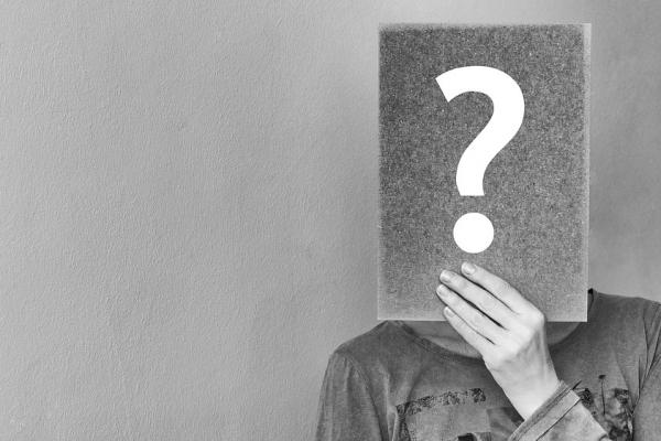 Persona que tiene un signo de interrogación como rostro.
