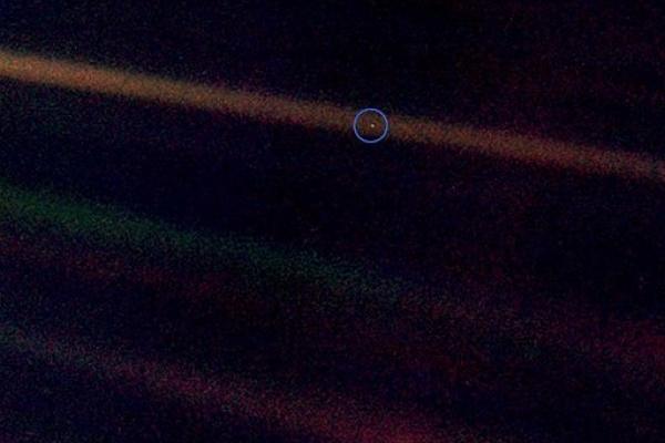 Imagen de la Tierra desde más allá de Neptuno por la sonda Voyager 2 en 1990