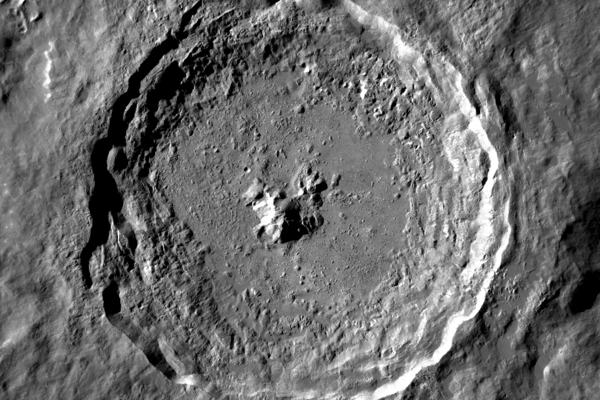Cráter Tycho sobre la superficie lunar