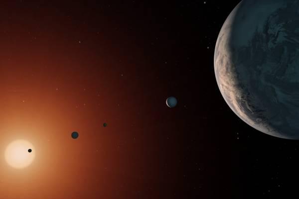 Imagen artística de exoplanetas y su estrella