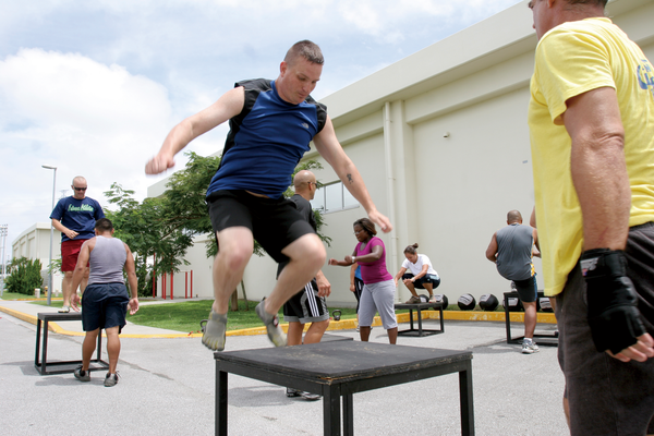 Atleta realizando salto a plataforma.