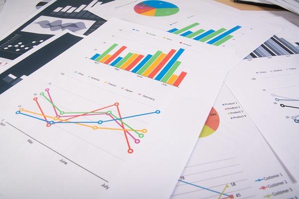 Hojas impresas con distintos tipos de gráficas.
