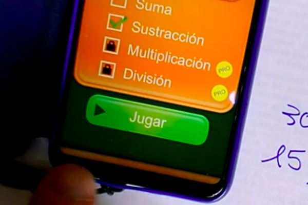 Celular que muestra la aplicación Math Duel en su opción restas