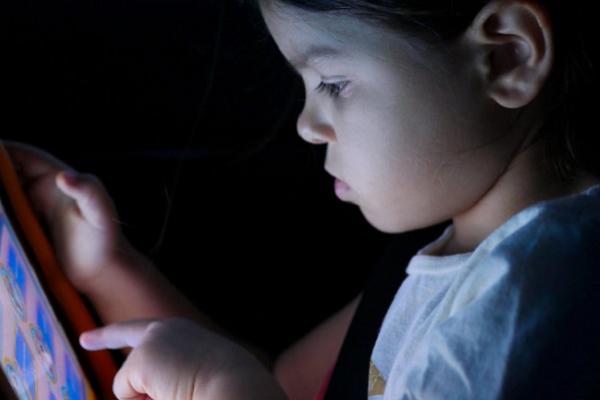 Niña explorando tablet con su dedo índice