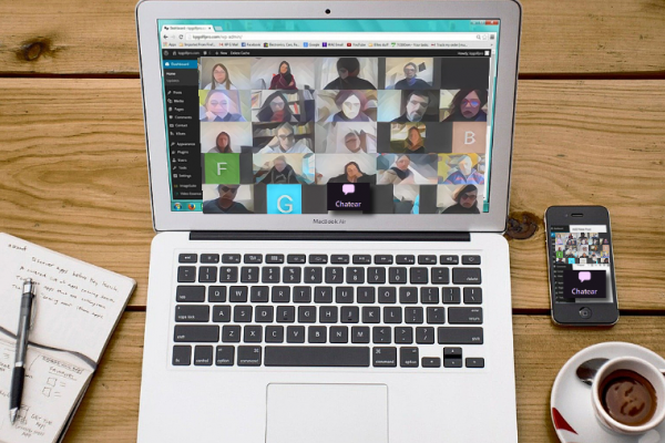 Laptop con rostros 