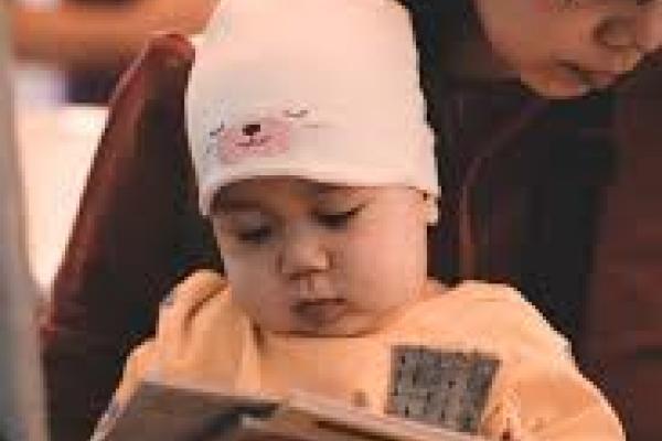 bebe mirando pantalla