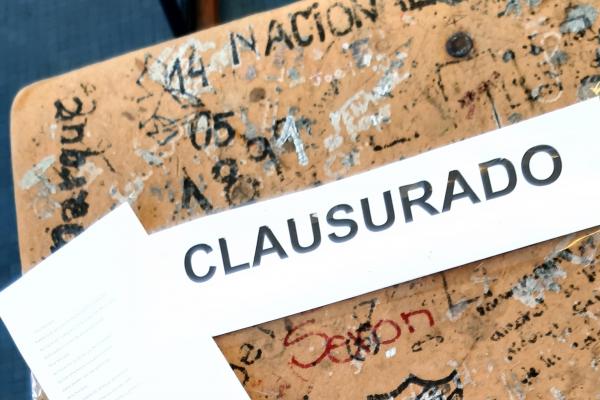 Banco con cartel "clausurado" 