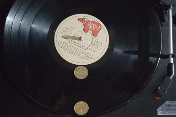 Tocadiscos con 2 monedas.