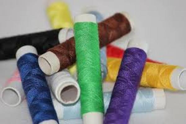 Bobinas de hilos de diferentes colores
