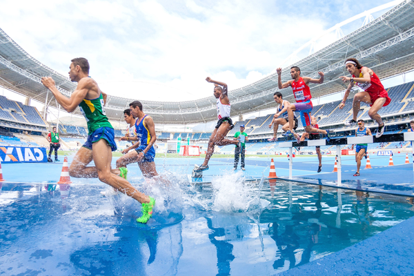 Atletas en competencia de obstáculos.