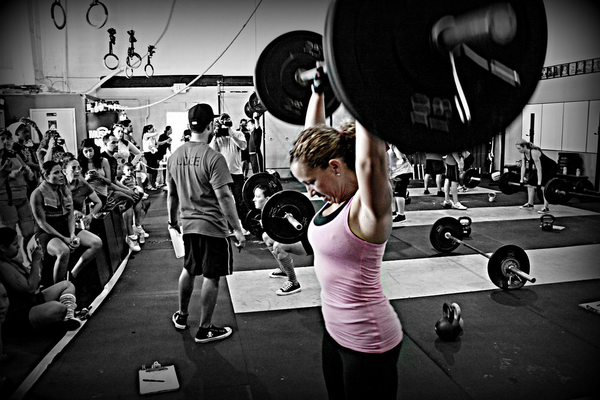 Atletas realizando Crossfit.