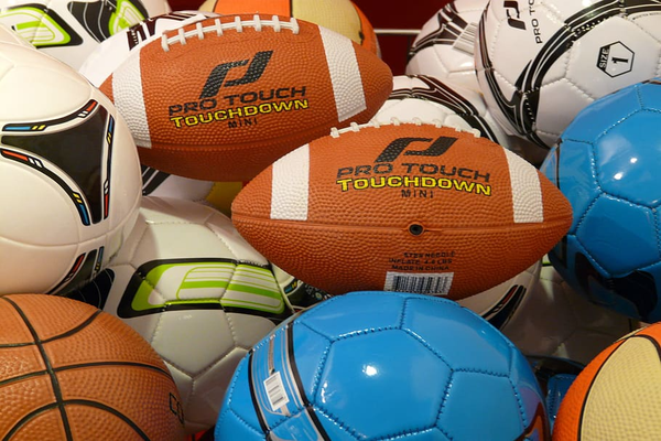 Foto de pelotas de diferentes deportes.