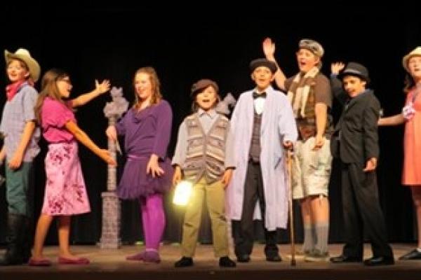 alumnos participando en un musical