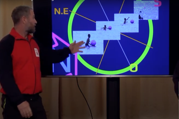 Guardavidas dando charla de prevención.