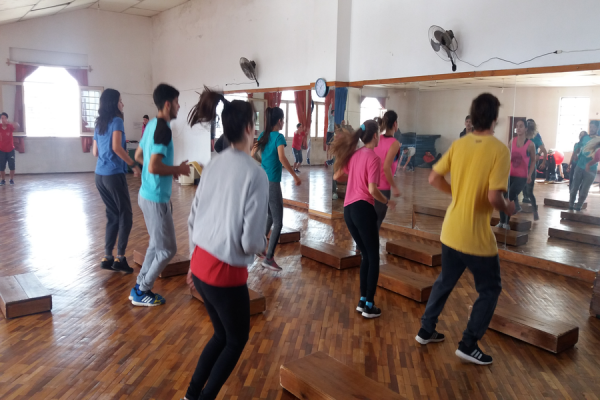 Jóvenes realizando entrada en calor con cajones o steps.