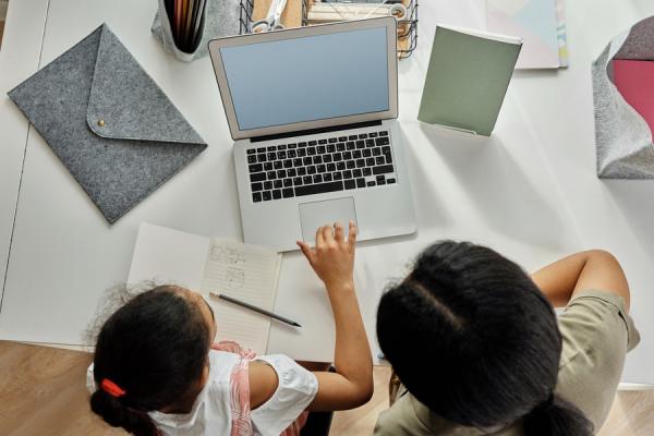 Estudiantes participando en una clase virtual