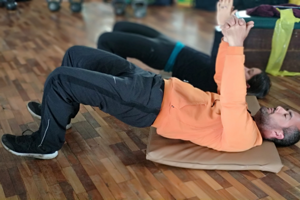 Atleta realizando ejercicio para core.
