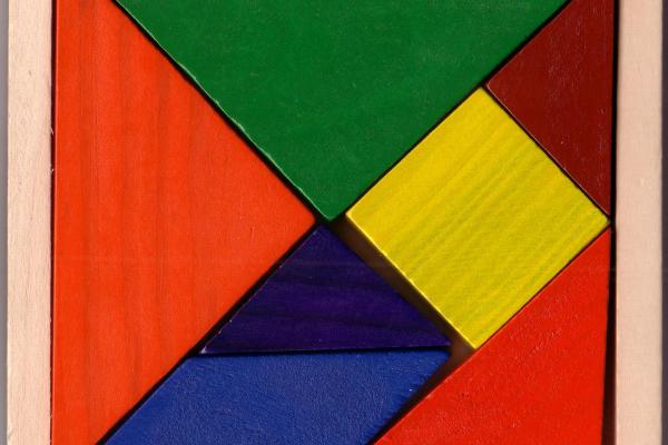Caja con siete piezas de Tangram, triángulos rectángulos isósceles, cuadrado y paralelogramo tipo