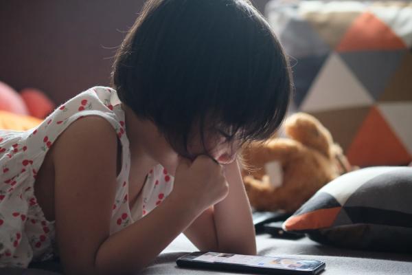 niña leyendo un celular