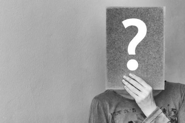 Persona que tiene un signo de interrogación como rostro.