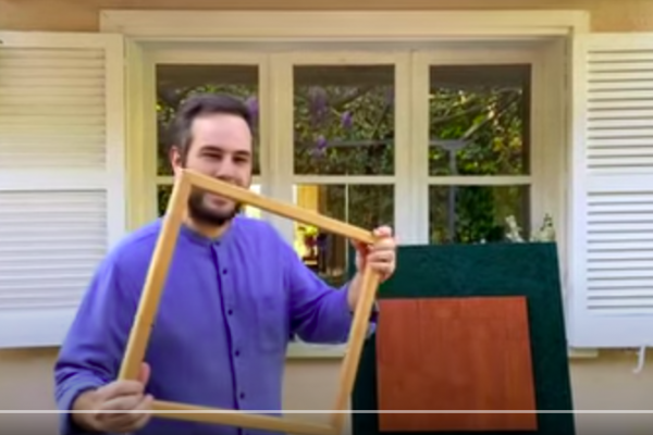El mago con su tablero mágico.