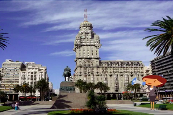 Plaza Independencia con vistas del Palacio Salvo y uno de los personajes del recorrido virtual por la ciudad.