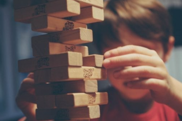Niño jugando
