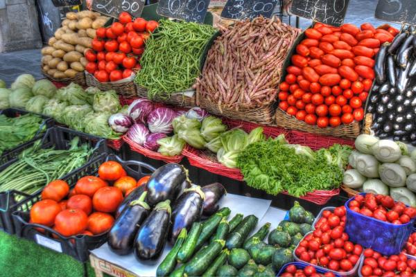 Verduras en exposición para la venta. Imagen libre de derechos de autor.
