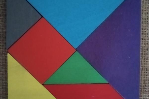 Tangram cuadrado creado en madera con triángulos, cuadrados y paralelogramo tipo
