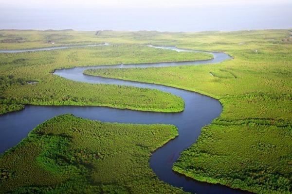 Vista aérea de un río. Imagen libre de derechos de autor. 