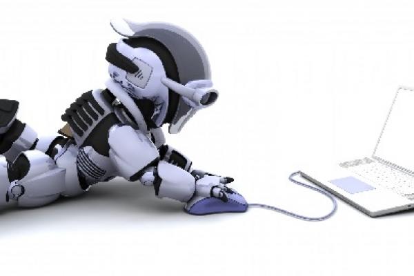 Robot trabajando en una laptop