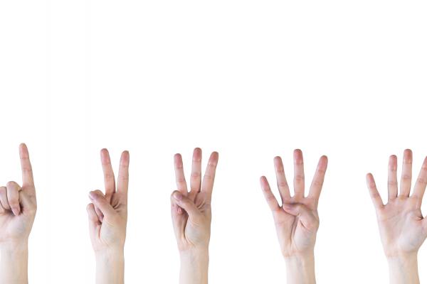 Imagen que muestra cinco manos con uno, dos, tres, cuatro y cinco dedos respectivamente, representando pasos a seguir para lograr un objetivo.