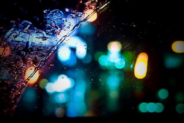 Imagen de haces de luces de colores en fondo negro.