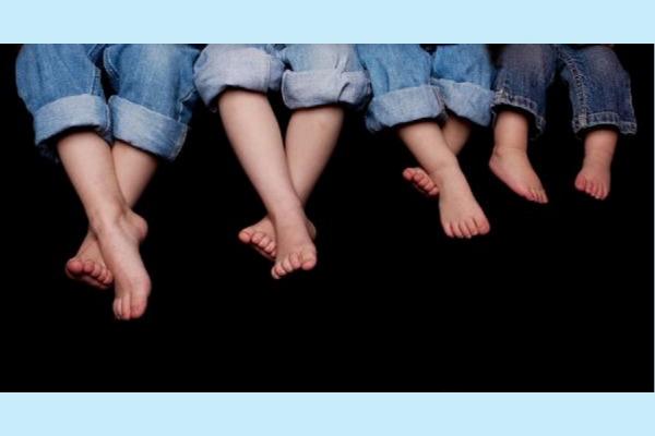 Imagen de pies de niños descalzos
