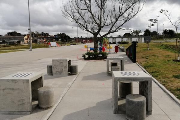 fotografía de mesas de hormigón en plaza seca