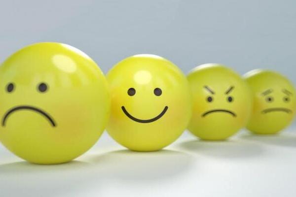 Pelotas de emojis amarillas con las distintas caras representativas de las emociones