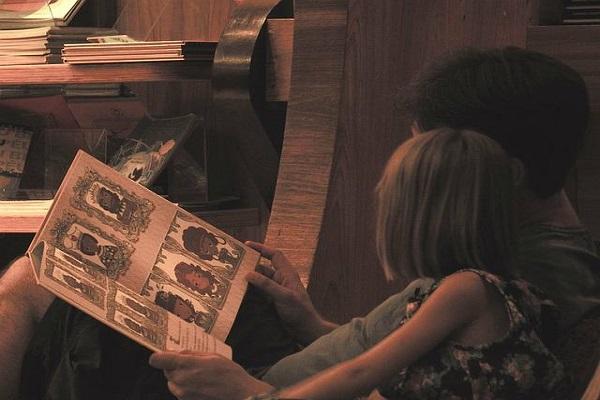 post familia leyendo