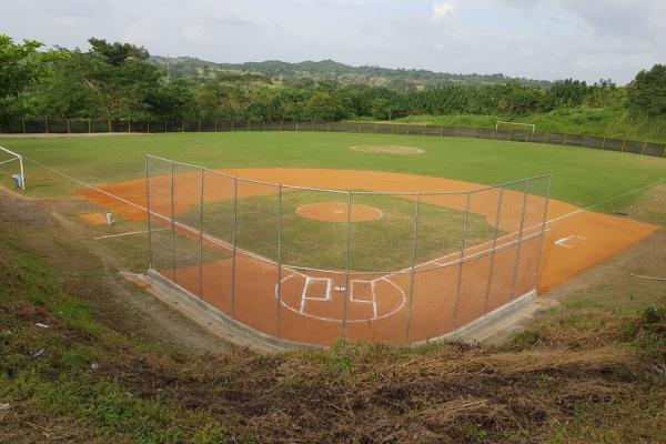 Campo de sóftbol, plano general, desde detras de la zona de bateo.