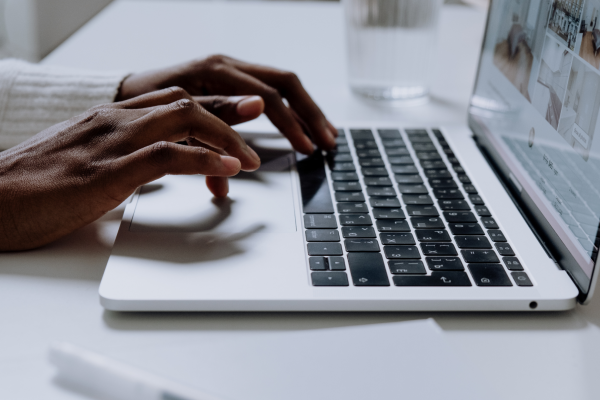 Persona que usa Macbook Pro en mesa blanca
