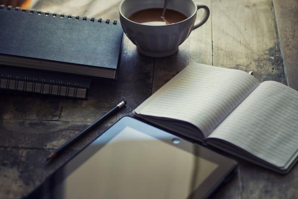 Libros, tablets, cuadernos.
