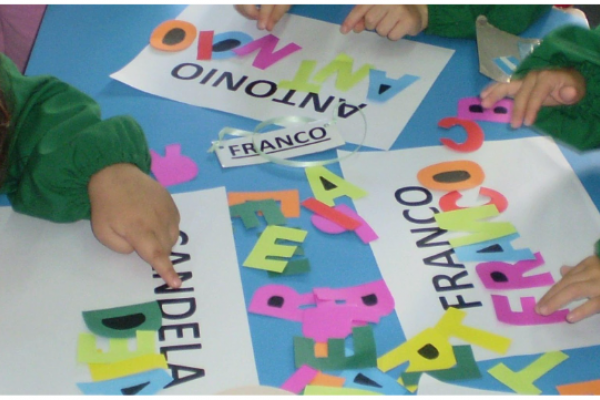 Niños escribiendo sus nombres