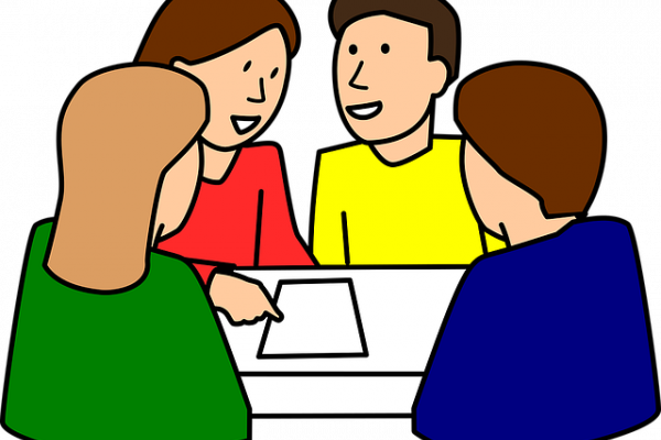 Niños reunidos alrededor de una mesa trabajando juntos